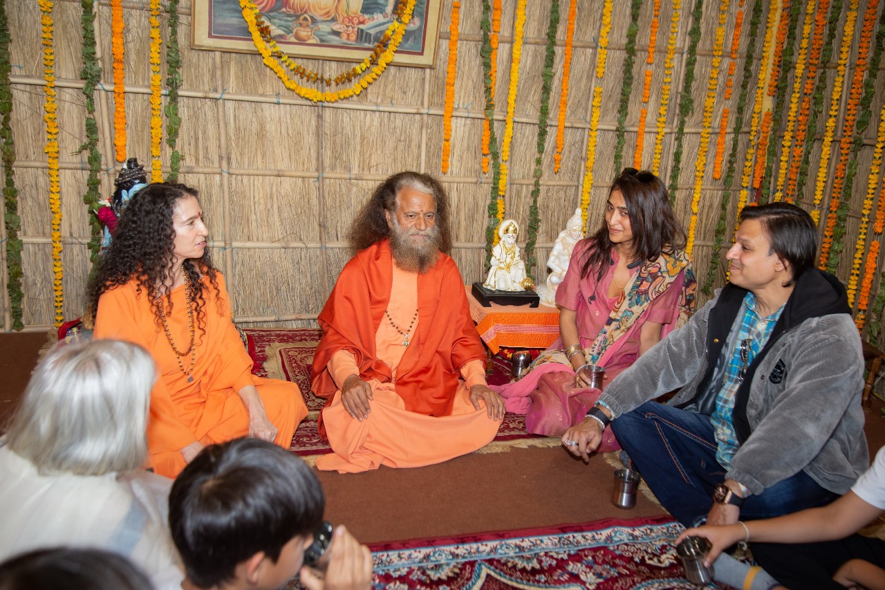 अभिनेता विवेक ओबेरॉय कुटुंबासह महाकुंभात पोहोचला: संगमात स्नान केले, पूजा आणि आरती केली; स्वामी चिदानंद आणि साध्वी भगवती यांचे आशीर्वाद घेतले स्वामी चिदानंद सरस्वती आणि साध्वी भगवती यांच्याशी चर्चा करताना ओबेरॉय कुटुंब.