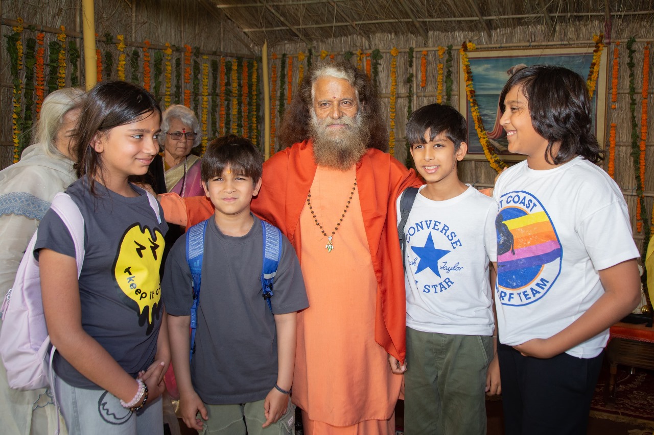 अभिनेता विवेक ओबेरॉय कुटुंबासह महाकुंभात पोहोचला: संगमात स्नान केले, पूजा आणि आरती केली; स्वामी चिदानंद आणि साध्वी भगवती यांचे आशीर्वाद घेतले ओबेरॉय कुटुंबातील मुलांनी स्वामी चिदानंद सरस्वती यांच्यासोबत फोटो काढला.