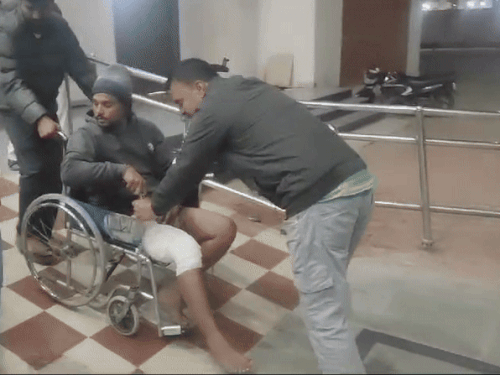 गोतस्करों का पीछा कर रहे बजरंग दल का कार्यकर्ता बदमाशों की फायरिंग में घायल हो गया।