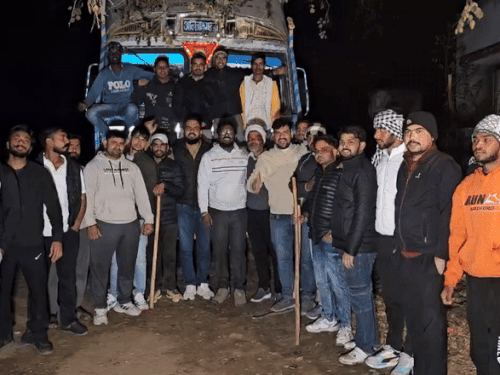 इसी कंटेनर में बदमाश गोवंशों को भरकर ले जा रहे थे। बजरंग दल के 18 कार्यकर्ताओं ने तीन गाड़ियों से पीछा कर तस्करों को पकड़वाया।