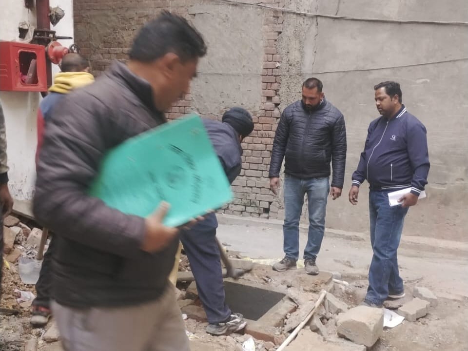 ਪਾਣੀ ਦੇ ਕੁਨੈਕਸ਼ਨ ਕੱਟਦੇ ਹੋਏ ਮਿ municipal ਂਸਪਲ ਕਰਮਚਾਰੀ.