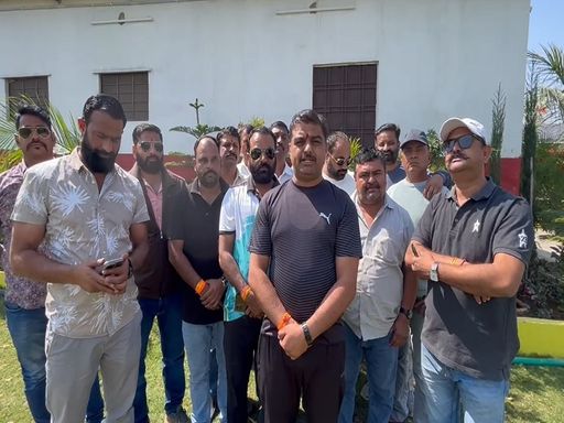 अश्लील कमेंट करणाऱ्या अपूर्वाची आयफातून हकालपट्टी: राजपूत करणी सेनेने धमकी दिली होती; शोमध्ये पालकांवर अश्लील कमेंट केली उदयपूरमध्ये वादग्रस्त युट्यूबर अपूर्वाच्या विरोधात राजपूत करणी सेनेचे कार्यकर्ते निदर्शने करत आहेत.