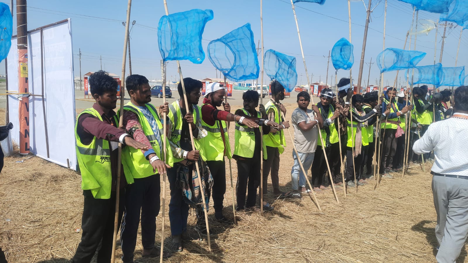 स्वच्छतेच्या जागतिक विक्रमाकडे महाकुंभाची वाटचाल: 300 कामगारांनी एकाच वेळी 3 घाटांवर स्वच्छता मोहीम राबवली, नद्यांच्या संवर्धनाचा दिला संदेश