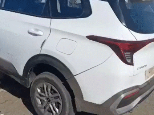 अंबाला में शंभू बॉर्डर पर सीमेंट की बैरिकेडिंग पर चढ़ी कार। - Dainik Bhaskar