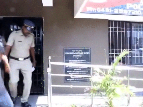 ਪੁਲਿਸ ਨੇ ਬਜ਼ੁਰਗਾਂ ਨੂੰ ਗ੍ਰਿਫਤਾਰ ਕੀਤਾ ਅਤੇ ਉਨ੍ਹਾਂ ਨੂੰ ਲੈ ਕੇ ਉਨ੍ਹਾਂ ਨੂੰ ਗ੍ਰਿਫਤਾਰ ਕੀਤਾ.