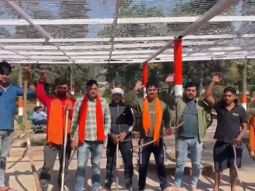 पार्क में लाठी डंडे लेकर खड़े लोग
