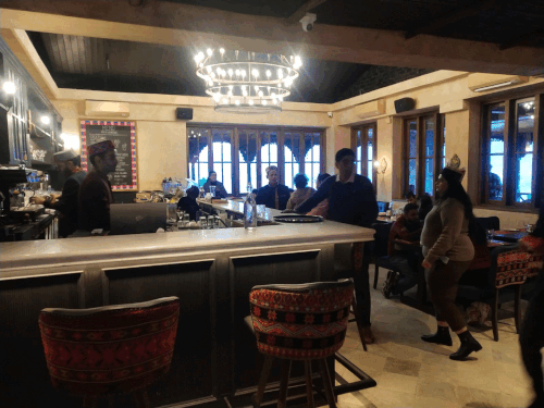 कैफे के रिसेप्शन पर खड़े लोग हिमाचल की पारंपरिक वेशभूषा पहने दिखे, आज पहले दिन कई ग्राहकों की भीड़ भी नजर आई।