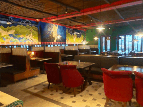 कैफे में लाइटिंग के अलावा साफ सफाई का भी खासा ध्यान रखा गया है।