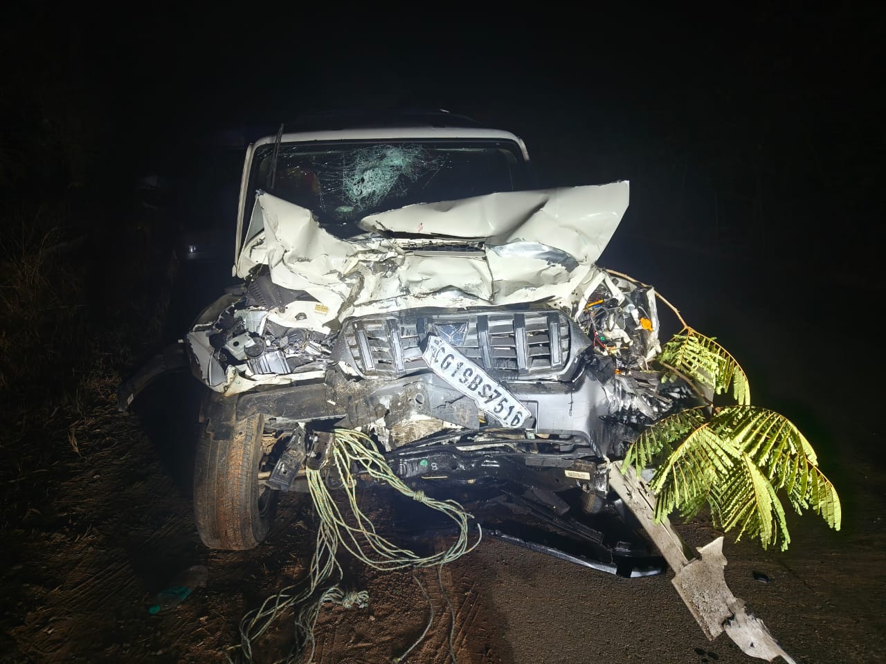 स्कॉर्पियो का सामने का हिस्सा उखड़ गया।