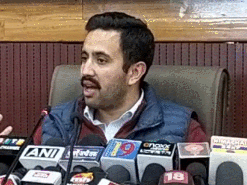 PWD मंत्री विक्रमादित्य सिंह प्रेस कॉन्फ्रेंस को संबोधित करते हुए