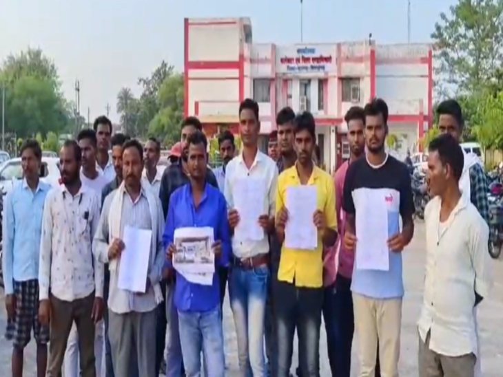 सिंघनपुर के ग्रामीण उसकी कई बार शिकायत कर चुके हैं। उन्हें बंदूक दिखाकर धमकाया था।