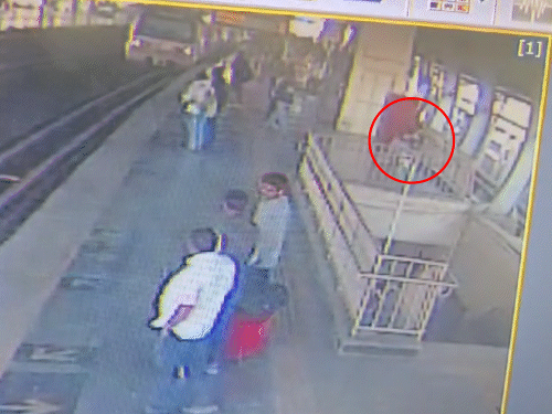 जयपुर मेट्रो स्टेशन के प्लेटफॉर्म नंबर-2 पर मेट्रो आते ही इंजीनियर यशवंथ ट्रैक की तरफ भागता हुआ।