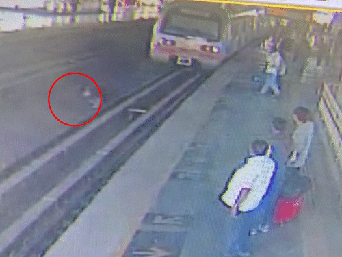 युवक को देखकर मेट्रो ट्रेन ऑपरेटर ने इमरजेंसी ब्रेक लगा दिए। इससे युवक की जान बच गई।