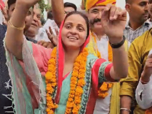 लोकसभा चुनाव में जीत के बाद सांसद संजना जाटव ने डांस कर खुशी जताई थी।
