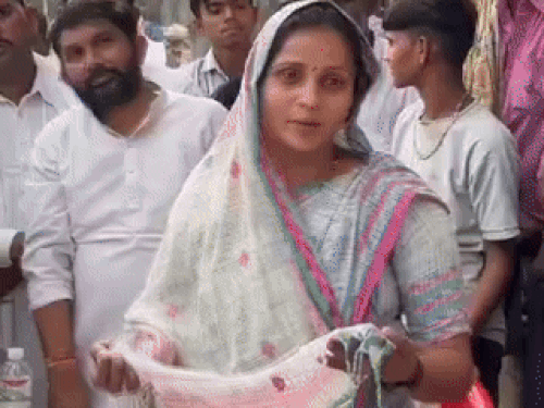 विधानसभा उपचुनाव में अलवर के रामगढ़ में झोली फैलाकर वोट मांगने का यह वीडियो भी खूब चर्चाओं में रहा था।