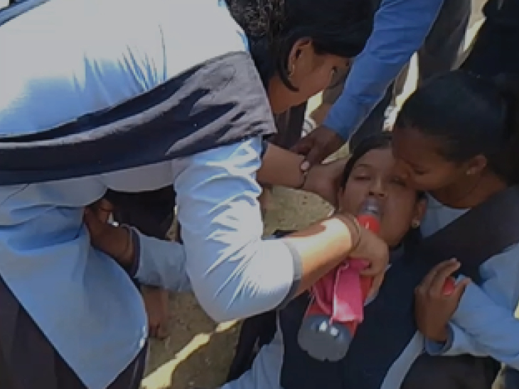 ਸਾਥੀ ਵਿਦਿਆਰਥੀਆਂ ਨੇ ਮੌਕੇ 'ਤੇ ਪਾਣੀ ਦੇ ਆਦੇਸ਼ ਦਿੱਤੇ ਅਤੇ ਬੇਹੋਸ਼ ਕਰਨ ਵਾਲੇ ਵਿਦਿਆਰਥੀਆਂ ਨੂੰ ਉਨ੍ਹਾਂ ਦੇ ਹੋਸ਼ ਵਿਚ ਲਿਆਉਣ ਦੀ ਕੋਸ਼ਿਸ਼ ਕੀਤੀ.