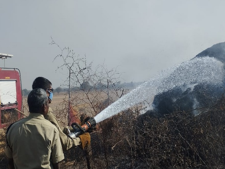 पैरावट में लगी आग के बुझाते दमकल कर्मी