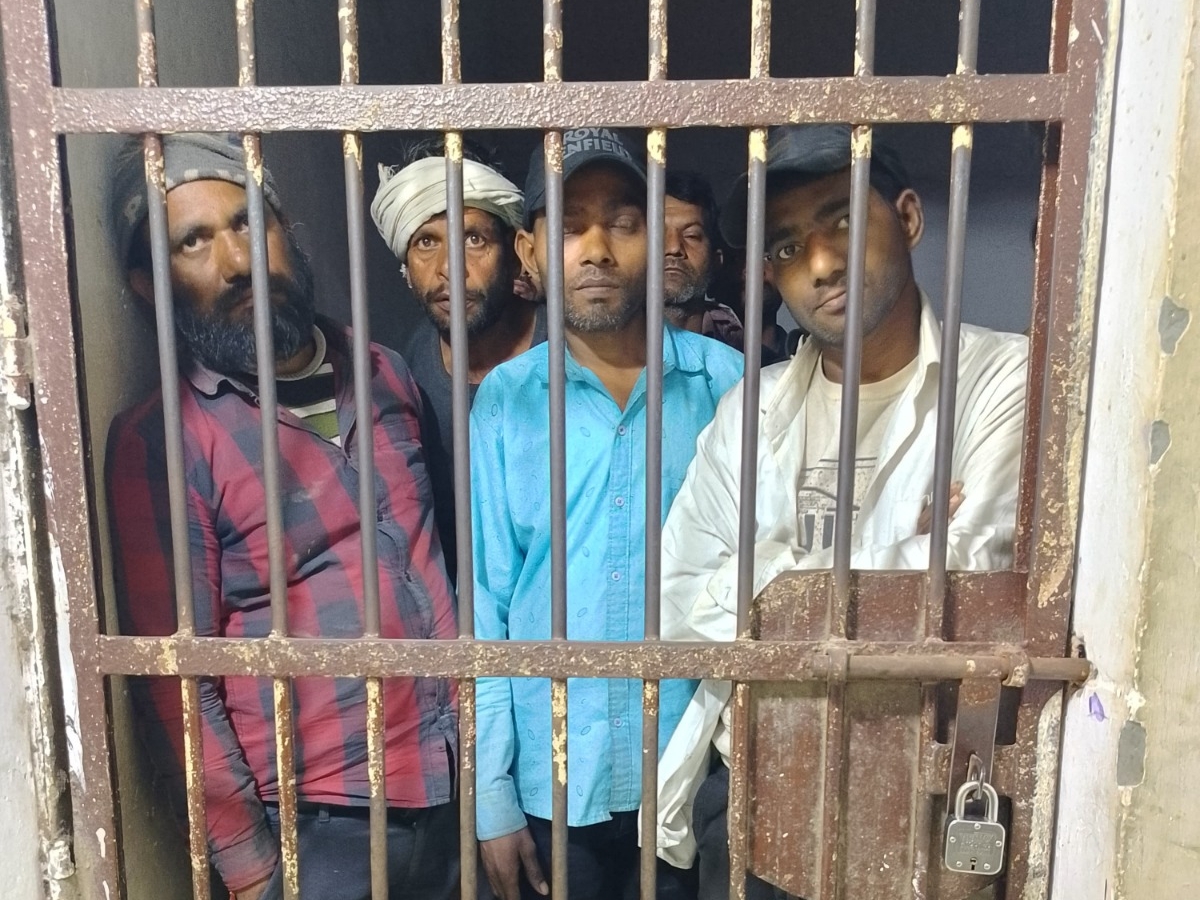 पुलिस की गिरफ्त में खुले में शराब पीने वाले। - Dainik Bhaskar