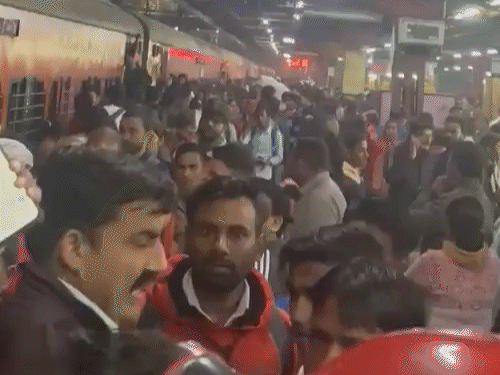 ਨਵੀਂ ਦਿੱਲੀ ਸਟੇਸ਼ਨ 'ਤੇ ਸ਼ਨੀਵਾਰ ਦੀ ਰਾਤ ਨੂੰ ਠੱਗ-ਵਰਗੇ ਸਥਿਤੀਆਂ ਹੋਈਆਂ. ਇੱਕ ਵੱਡੀ ਭੀੜ 13 ਅਤੇ 14 ਪਲੇਟਫਾਰਮ ਤੇ ਇਕੱਠੀ ਹੋ ਗਈ. - ਡੈਨਿਕ ਭਾਸਕਰ