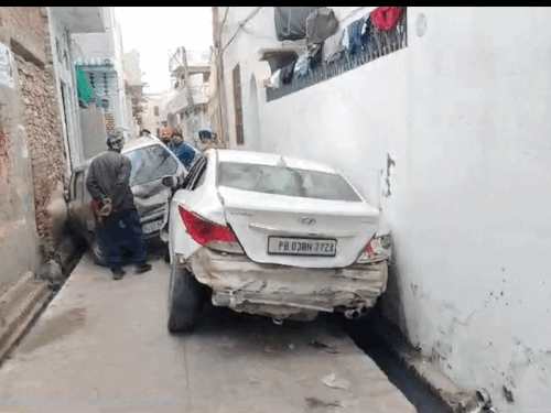 ਪੁਲਿਸ ਦੇ ਪਿੱਛਾ ਦੇ ਦੌਰਾਨ ਗੋਪੀ ਸੈਲਬਰਾਥ ਨੇ ਵਾਹਨਾਂ ਨੂੰ ਮਾਰਿਆ.