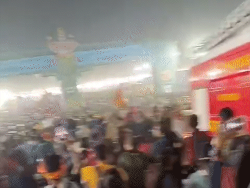 Due to the crowd, there was difficulty in reaching the fire brigade vehicles.