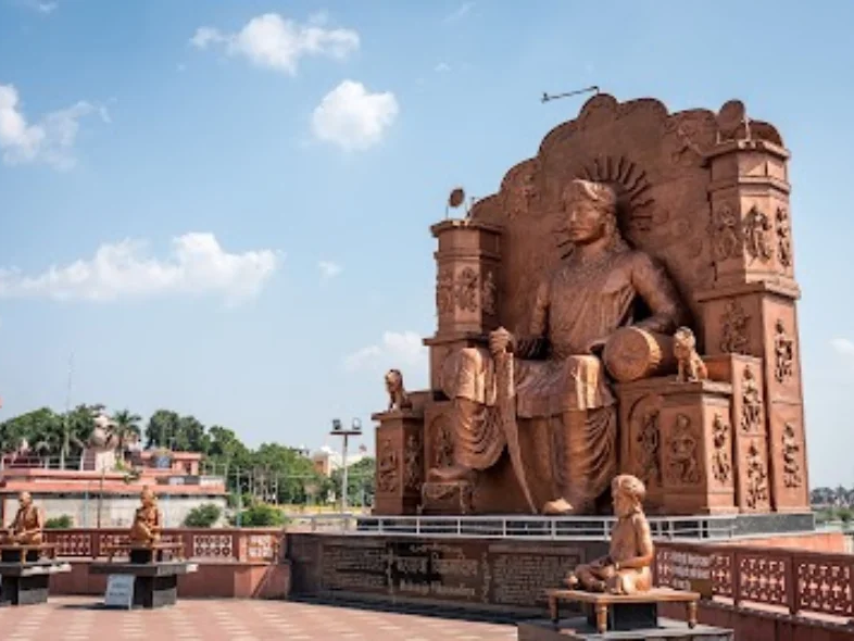 उज्जैन स्थित विक्रमादित्य परिसर में चमत्कारी सिंहासन पर विराजमान राजा विक्रमादित्य की प्रतिमा। - Dainik Bhaskar