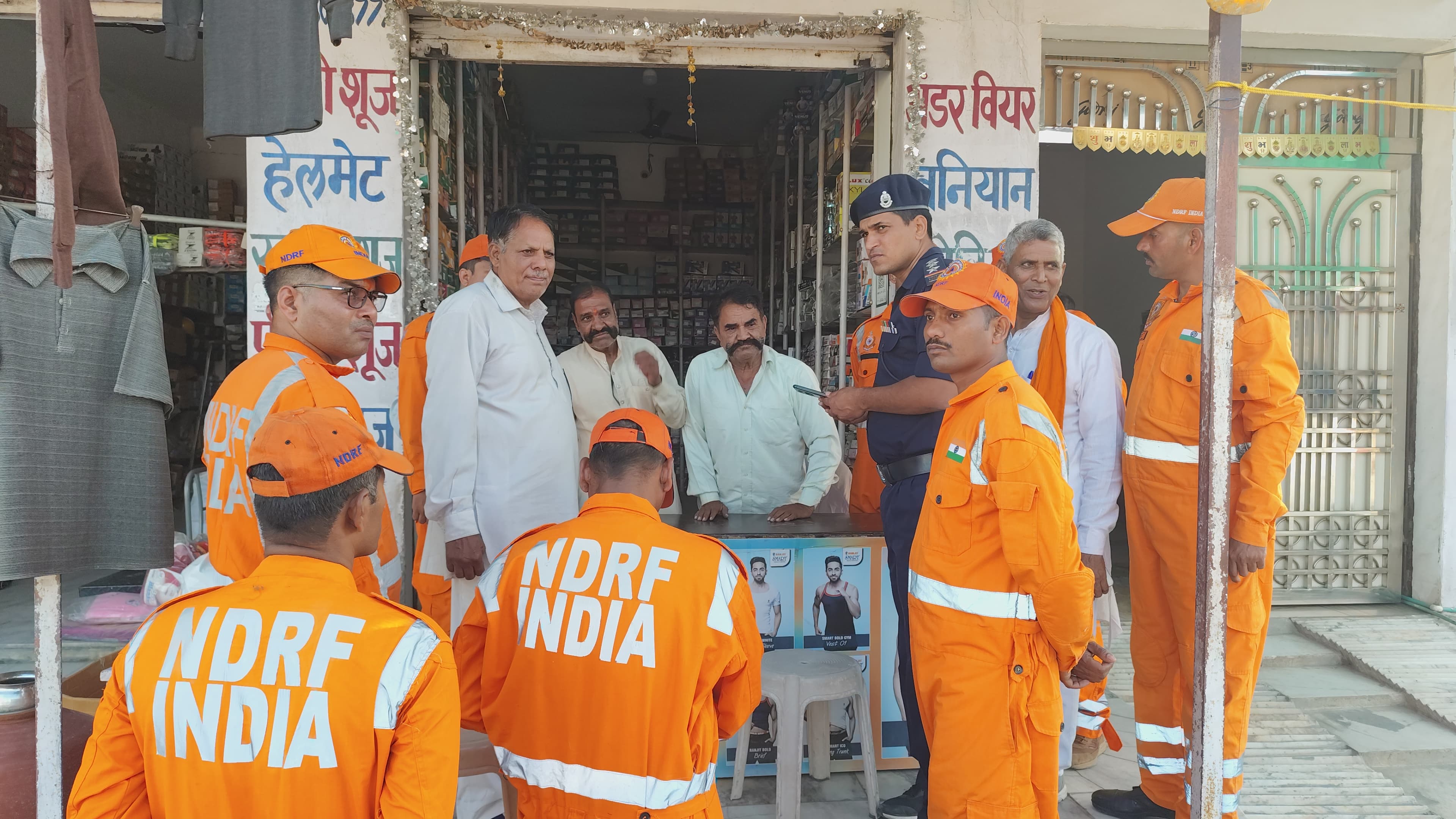 शनिवार की दोपहर, एनडीआरएफ टीम भी गाँव में पहुंची और उनके स्वास्थ्य के बारे में पूछताछ की।