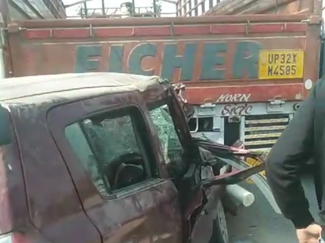 The car of devotees returning from Prayagraj collided with a DCM