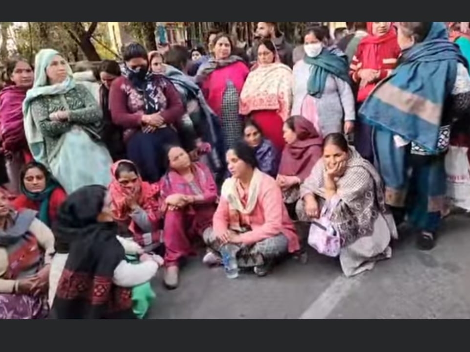 पंचरुखी-सलियाना रोड पर एक धरन पर बैठी महिलाएं।