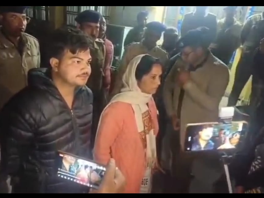 पंकज का परिवार और पुलिस मौके पर पहुंचे।