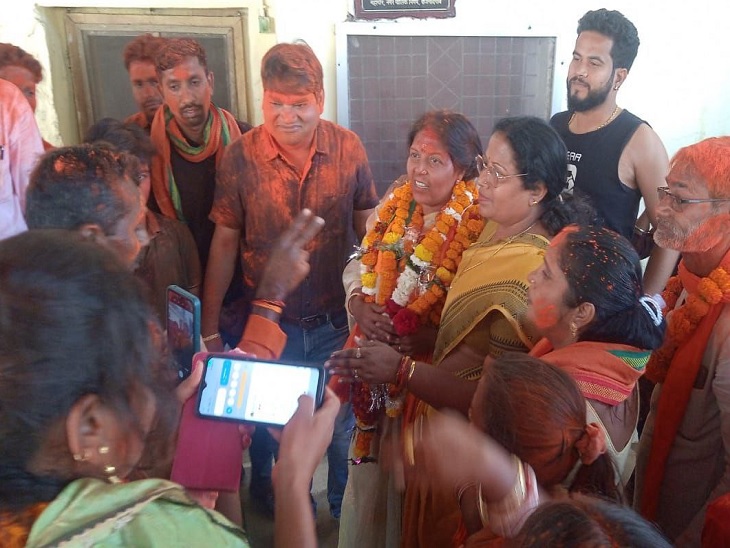 पूर्व महापौर हेमा देशमुख ने भाजपा प्रत्याशी का किया विजय तिलक - Dainik Bhaskar