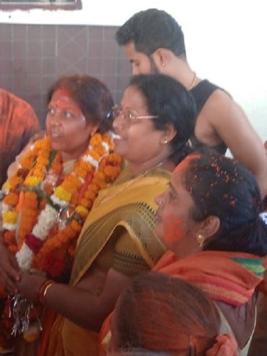 भाजपा प्रत्याशी को जीत के बाद गले से लगाती कांग्रेस नेता और पूर्व महापौर