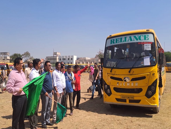 हरी झंडी दिखाकर मतदान दल के रवाना करते अधिकारी - Dainik Bhaskar