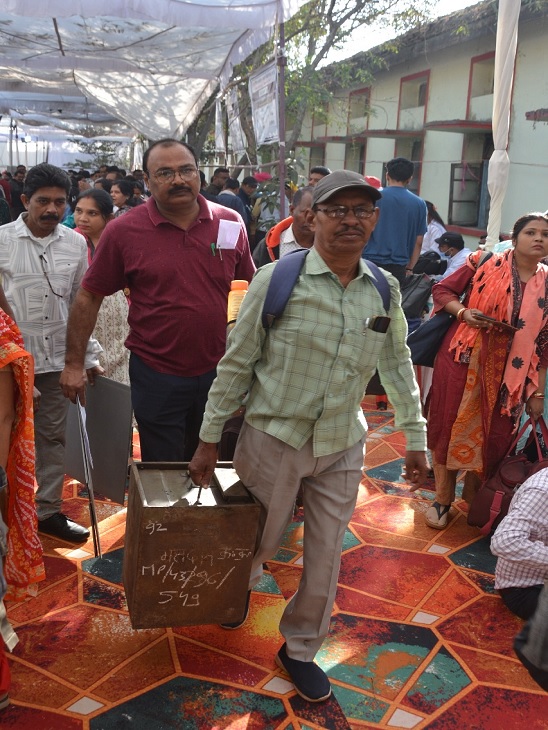 मतपेटी लेकर रवाना होते पीठासीन अधिकारी