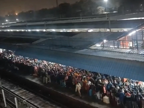 ਇਹ ਲੋਕ ਸ਼ਨੀਵਾਰ ਸ਼ਾਮ ਨੂੰ ਸ਼ਾਮ 4 ਵਜੇ ਤੋਂ ਸ਼ਾਮ 4 ਵਜੇ ਤੋਂ ਨਵੀਂ ਦਿੱਲੀ ਰੇਲਵੇ ਸਟੇਸ਼ਨ 'ਤੇ ਇਕੱਠ ਸ਼ੁਰੂ ਹੋਏ.