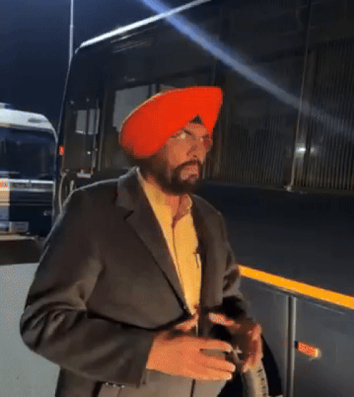 हरियाणा सरकार की ओर से भेजी गईं गाड़ियों को दिखाते मिनिस्टर कुलदीप सिंह धालीवाल।