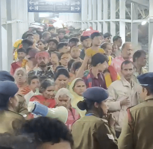 प्रयागराज जंक्शन पर देर रात यात्रियों के आने का सिलसिला इस कदर रहा कि फुट ओवरब्रिज फुल रहे।