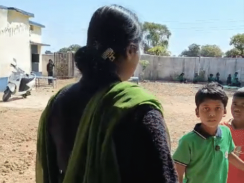 टीचर अर्चना टोप्पो पर अभद्र व्यवहार करने का आरोप।