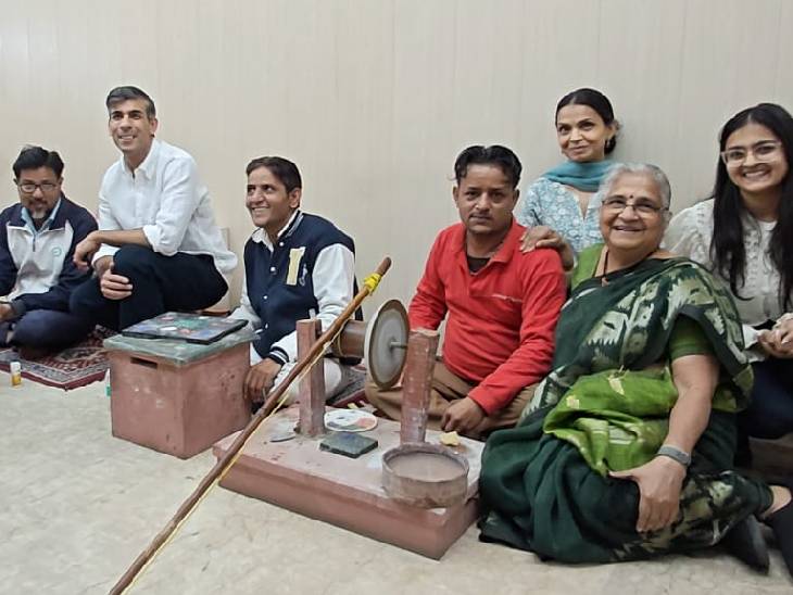 ब्रिटेन के पूर्व PM ऋषि सुनक और उनकी सास सुधा नारायण मूर्ति ने फतेहपुर सीकरी में लोगों के साथ तस्वीर खिंचवाई।