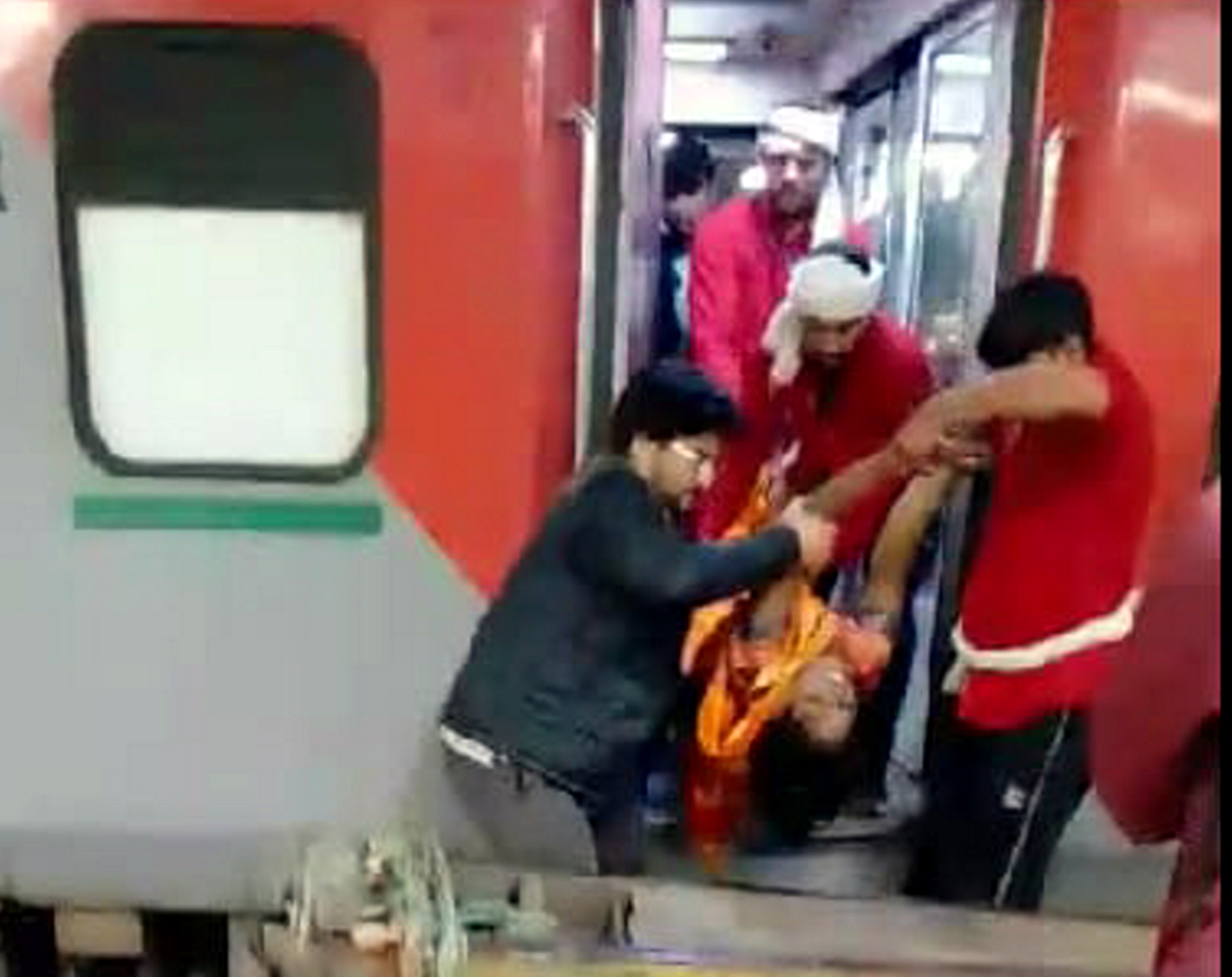गर्दीमुळे काही लोक ट्रेनमध्येच बेशुद्ध पडले. एका महिलेला रुग्णालयात पाठवण्यात आले.