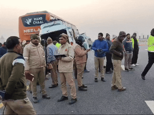 पुलिस और NHAI की टीम ने घायलों को अस्पताल में भर्ती कराया।