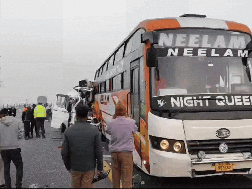 बस में ट्रैवलर ने पीछे से टक्कर मार दी।