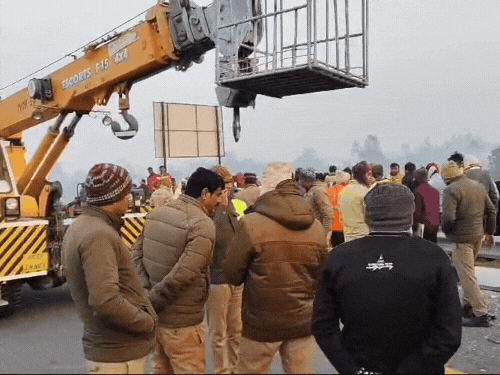 पुलिस ने दोनों वाहनों को एक्सप्रेस-वे से किनारे हटवाया।