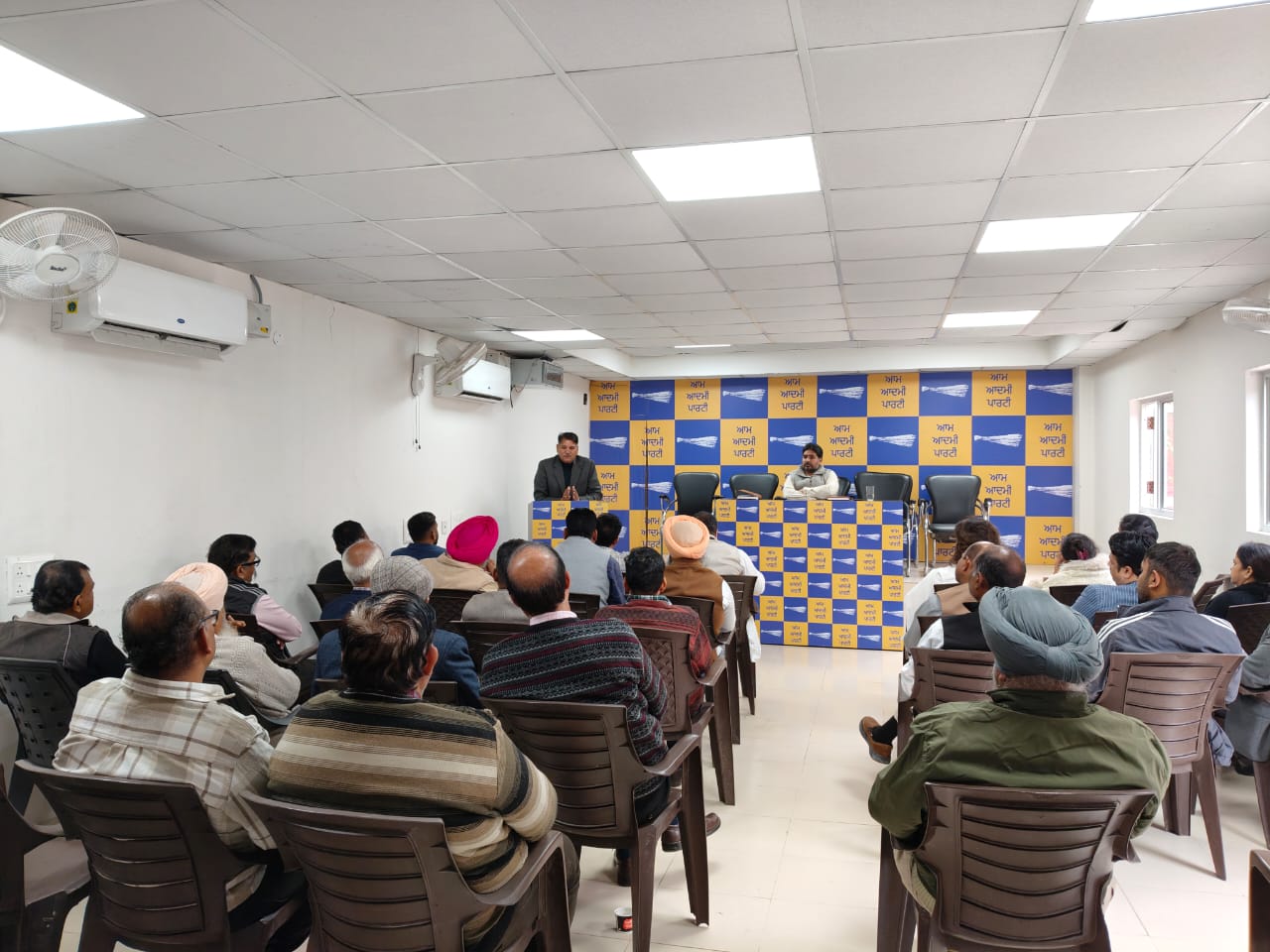 ਚੰਡੀਗੜ 'ਤੇ' ਆਪ 'ਦੇ ਰਾਜ ਦੇ ਰਾਸ਼ਟਰਪਤੀ ਵਿਜੈਪਲ ਮੀਟਿੰਗ ਕਰ ਰਹੇ ਹਨ.