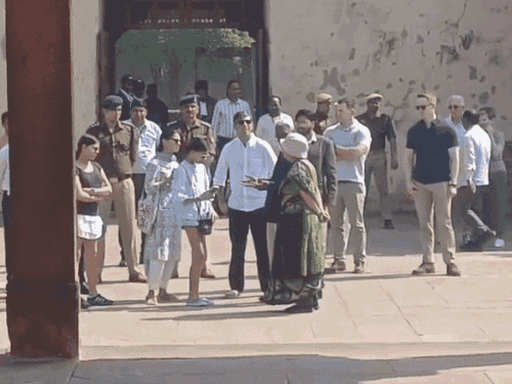 ब्रिटेन के पूर्व पीएम ऋषि सुनक परिवार के साथ फतेहपुर सीकरी पहुंचे।