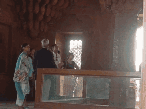फतेहपुर सीकरी में परिवार संग घूमते ब्रिटेन के पूर्व पीएम।