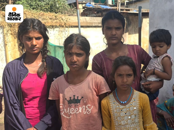 ਓਮਕਰ ਅਤੇ ਪਾਰਵਤੀ ਦੀਆਂ ਪੰਜ ਧੀਆਂ ਹਨ. ਪੁੱਤਰ ਨੂੰ 6 ਮਹੀਨੇ ਪਹਿਲਾਂ ਸੱਪ ਦੀਬਾਈਟ ਦੀ ਮੌਤ ਹੋ ਗਈ ਸੀ.