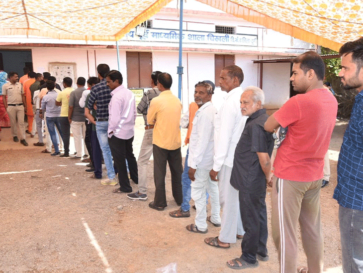 दुर्ग जिले के ग्रामीण क्षेत्र में मतदान के लिए लगी लाइन।