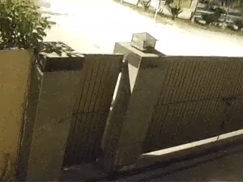 भूकंप का केंद्र नई दिल्ली था और इसकी गहराई पांच किलोमीटर बताई गई।