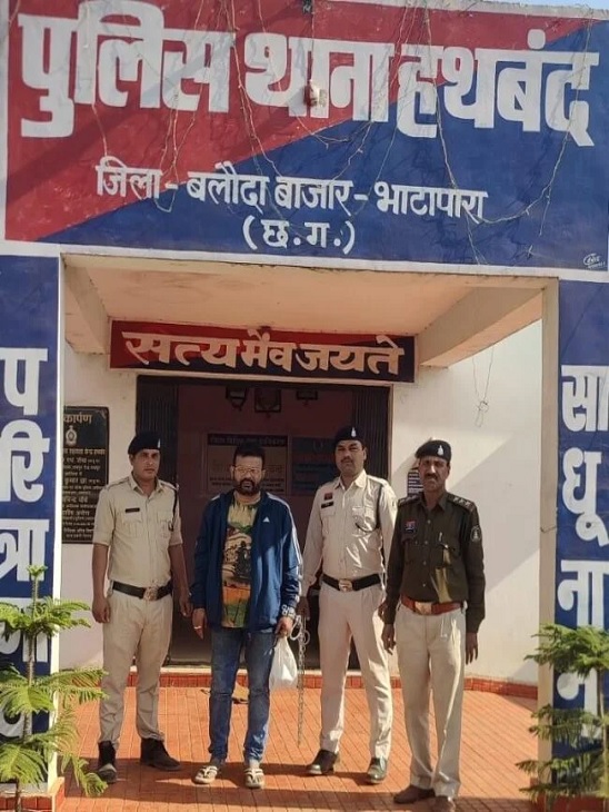 बलौदाबाजार पुलिस की हिरासत में आरोपी गुड्डू बिहारी।